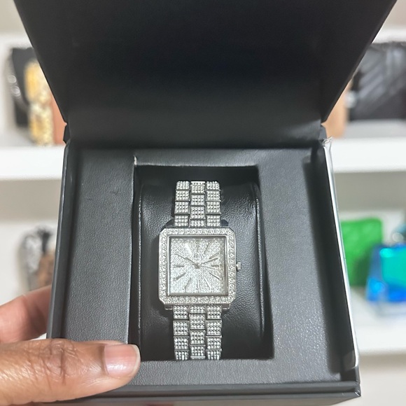 Gorgeous JBW Women’s Cristal Silver Tone Stainlesss Steel Watch, 28mm - NEW